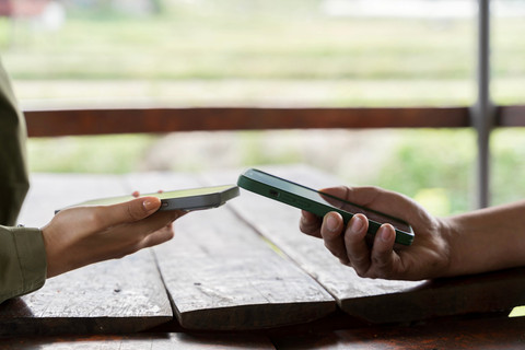 Ilustrasi mengirim dan menerima file antar-smartphone.
Foto: jittawit21/Shutterstock