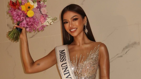 Miss Universe Indonesia, Sanly Liu, mendapat penghargaan Best Skin di ajang Miss Universe 2025. Foto: Instagram/sanlyliuu
