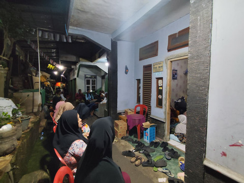 Suasana rumah Alvaro Kiano, bocah hilang yang ditemukan dalam keadaan meninggal dunia di Kawasan Pesanggrahan, Jakarta Selatan pada Minggu (23/11/2025). Foto: Luthfi Humam/kumparan
