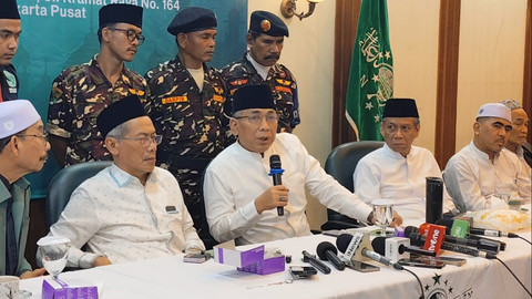 Khatib Aam PBNU, Ahmad Said Asrori (kiri), dan Ketum PBNU, Yahya Cholil Staquf alias Gus Yahya (kanan), dalam konferensi pers di Kantor PBNU, Jakarta Pusat, Minggu (23/11). Foto: Jonathan Devin/kumparan