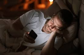 Ilustrasi bermain ponsel di malam hari. Foto: Shutterstock