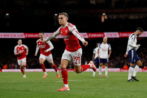 Selebrasi pemain Arsenal Leandro Trossard usai mencetak gol ke gawang Tottenham Hotspur pada pertandingan Liga Inggris di Stadion Emirates, London, Inggris, Minggu (23/11/2025). Foto: Andrew Couldridge/REUTERS