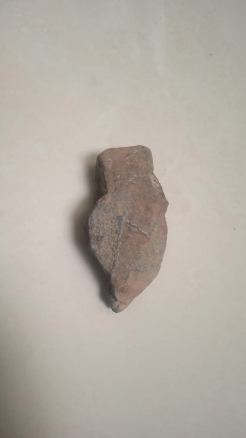 Batu Kali Biasa yang Mirip Dengan Alat Serpih (Sumber: Dokumentasi Pribadi)