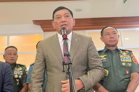 Menteri Pertahanan Sjafrie Sjamsoeddin dan Panglima TNI Jenderal Agus Subiyanto di Kompleks Parlemen, Senayan, Jakarta, Senin (24/11/2025). Foto: Nasywa Athifah/kumparan