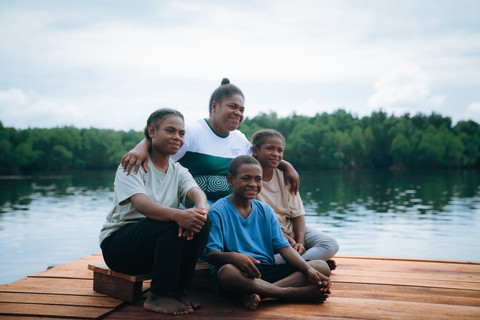 Petronela Merauje, Penjaga Hutan Perempuan, Enggros, dari Papua, dikenal sebagai Mama Nela, ia menjaga warisan leluhur yaitu Hutan Perempuan, dengan keberanian yang lembut namun tegas. Ia memimpin para ibu membersihkan sampah, menanam mangrove, dan memulihkan hutan adat serta menjadi sumber pangan dan penghasilan. Foto: Astra