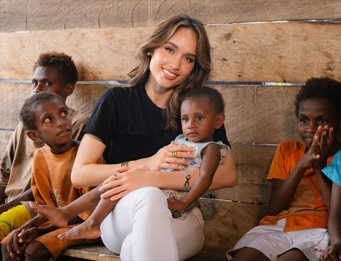 Cinta Laura berkunjung ke Kabupaten Asmat, Papua Selatan. Foto: Instagram/claurakiehl