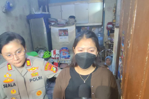 Ibunda dari Alvaro Kiano Nugroho, Arum, di rumah duka di kawasan Pesanggrahan, Jakarta Selatan, pada Senin (24/11/2025). Foto: Rachmadi Rasyad/kumparan