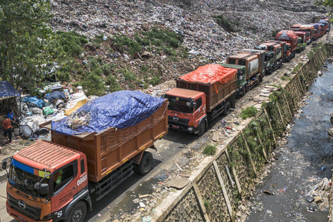 Foto udara antrean truk di Tempat Pengolahan Sampah Terpadu (TPST) Bantargebang, Bekasi, Jawa Barat, Senin (24/11/2025). Foto: Darryl Ramadhan/kumparan