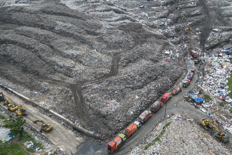 Foto udara antrean truk di Tempat Pengolahan Sampah Terpadu (TPST) Bantargebang, Bekasi, Jawa Barat, Senin (24/11/2025). Foto: Darryl Ramadhan/kumparan