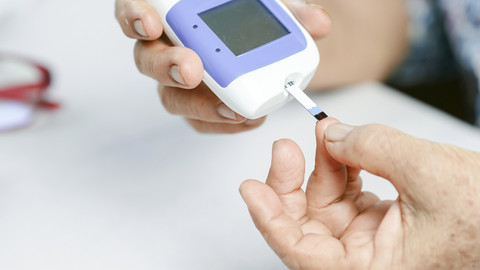 Ilustrasi Ilustrasi cek gula darah. Foto: Shutterstock
