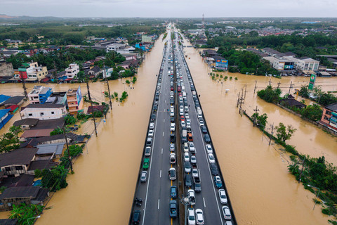 Kendaraan-kendaraan diparkir di jalan layang agar terhindar dari banjir di Hat Yai, Provinsi Songkhla, Thailand selatan, Selasa (25/11/2025). Foto: Arnun Chonmahatrakool / THAI NEWS PIX / AFP