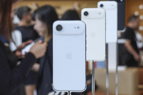 Tampilan iPhone Air saat sesi peluncuran di distrik Shibuya, Tokyo. Foto: Stringer/AFP