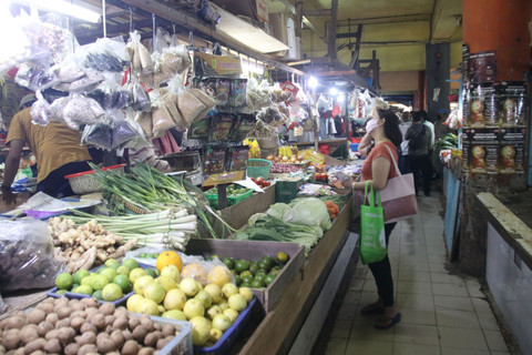 Ilustrasi pedagang bahan bokok di salah satu pasar di Jakarta. Foto: Pemprov DKI Jakarta