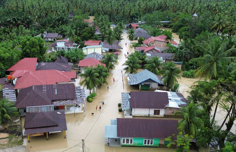 Foto udara banjir merendam jalan dan permukiman di Nagari Kampuang Galapuang, Ulakan Tapakis, Padang Pariaman, Sumatera Barat, Selasa (25/11/2025). Foto: Iggoy el Fitra/ANTARA FOTO