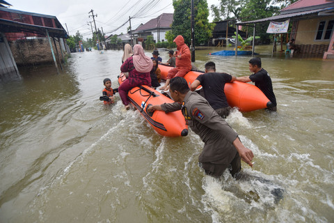 Petugas SAR gabungan mengevakuasi warga yang terdampak banjir di Parak Jambu, Dadok Tunggul Hitam, Padang, Sumatera Barat, Selasa (25/11/2025).  Foto: Iggoy el Fitra/ANTARA FOTO
