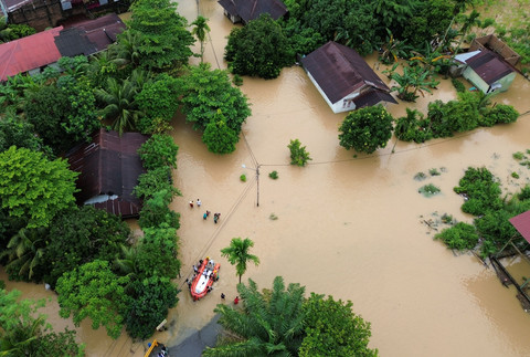 Foto udara petugas SAR gabungan mengevakuasi warga yang terdampak banjir di Parak Jambu, Dadok Tunggul Hitam, Padang, Sumatera Barat, Selasa (25/11/2025). Foto: Iggoy el Fitra/ANTARA FOTO