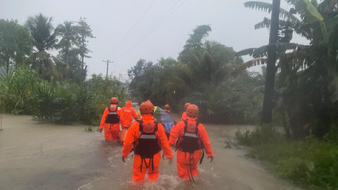 Tim SAR evakuasi warga terdampar banjir di Sibolga, Selasa (25/11/2025). Foto: Basarnas Nias