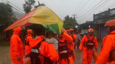 Tim SAR evakuasi warga terdampar banjir di Sibolga, Selasa (25/11/2025). Foto: Basarnas Nias