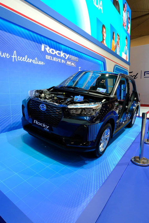Bagian dalam Daihatsu Rocky Hybrid dipamerkan di GJAW 2025. Foto: Fitra Andrianto/kumparan