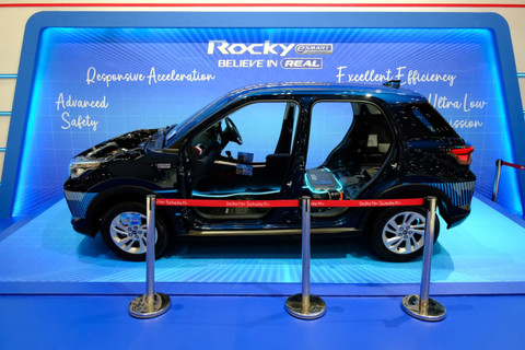 Bagian dalam Daihatsu Rocky Hybrid dipamerkan di GJAW 2025. Foto: Fitra Andrianto/kumparan