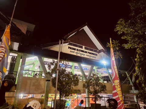 Halaman depan pasar saat malam hari (dokumentasi pribadi)