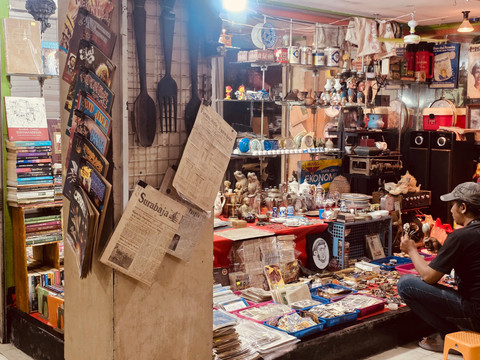 Salah satu toko yang menjual pernak pernik lawas (dokumentasi pribadi)