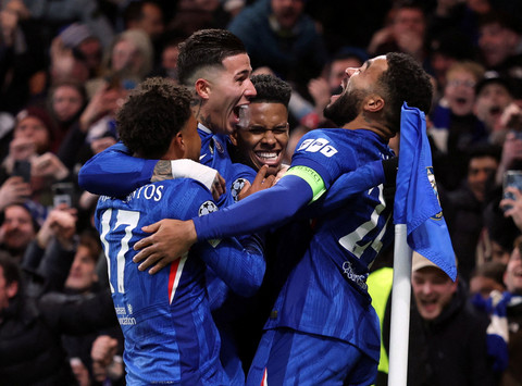 Selebrasi Estevao dan rekan-rekannya saat Chelsea vs Barcelona dalam lanjutan League Phase Liga Champions 2025/26 di Stadion Stamford Bridge, Rabu (26/11) dini hari WIB. Foto: REUTERS/Hannah Mckay