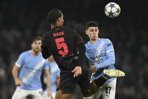 Pemain Manchester City Phil Foden berebut bola dengan pemain Bayer Leverkusen Loic Bade dalam pertandingan fase liga Liga Champions di Stadion Etihad, Manchester, Inggris, Selasa (25/11/2025). Foto: Oli Scarff/AFP