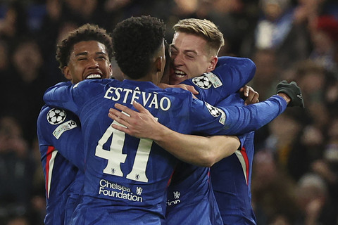 Tiga pemain Chelsea berselebrasi usai rekan setimnya mencetak gol ke gawang FC Barcelona dalam pertandingan fase liga Liga Champions di Stamford Bridge, London, Inggris, Selasa (25/11/2025). Foto: Adrian Dennis/AFP