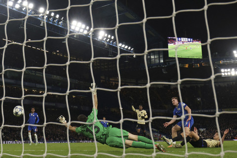 Pemain Chelsea Liam Delap menendang bola ke arah gawang FC Barcelona Joan Garcia dalam pertandingan fase liga Liga Champions di Stamford Bridge, London, Inggris, Selasa (25/11/2025). Foto: Adrian Dennis/AFP