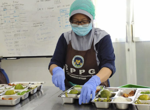 Pekerja di SPPG Margomulyo, Kapanewon Seyegan, Kabupaten Sleman. Foto: Arfiansyah Panji Purnandaru/kumparan