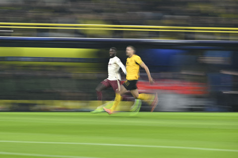 Pemain Villareal CF Nicolas Pepe berusaha melewati pemain Borussia Dortmund Waldemar Anton dalam pertandingan fase liga Liga Champions di Signal Iduna Park, Dortmund, Jerman, Selasa (25/11/2025). Foto: Ina Fassbender/AFP