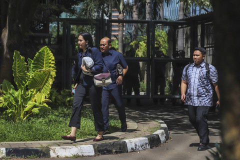 Kuasa Hukum mantan Direktur Utama PT ASDP Ira Puspadewi, Soesilo Aribowo (kedua kiri) menyambangi Rutan KPK, Jakarta, Rabu (26/11/2025). Foto: Iqbal Firdaus/kumparan