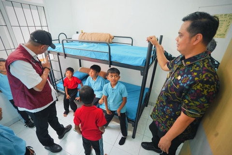 Wamensos Agus Jabo Priyono meninjau lokasi lahan yang akan menjadi bangunan permanen Sekolah Rakyat Dasar (SRD) 1 Jepara di Desa Suwawal Timur, Kecamatan Pakisaji, Jepara, Jawa Tengah, Selasa (25/11/2025). Foto: Kemensos RI