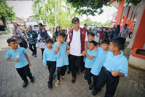 Wamensos Agus Jabo Priyono meninjau lokasi lahan yang akan menjadi bangunan permanen Sekolah Rakyat Dasar (SRD) 1 Jepara di Desa Suwawal Timur, Kecamatan Pakisaji, Jepara, Jawa Tengah, Selasa (25/11/2025). Foto: Kemensos RI