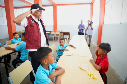 Wamensos Agus Jabo Priyono meninjau lokasi lahan yang akan menjadi bangunan permanen Sekolah Rakyat Dasar (SRD) 1 Jepara di Desa Suwawal Timur, Kecamatan Pakisaji, Jepara, Jawa Tengah, Selasa (25/11/2025). Foto: Kemensos RI