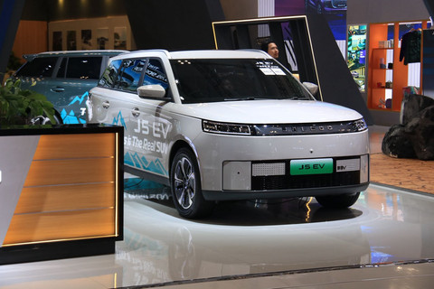 Jaecoo J5 EV di GJAW 2025. Foto: Syahrul Ghiffari/kumparan