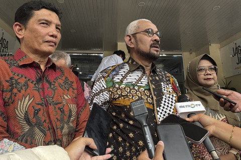 Penasihat hukum keluarga Arya Daru Pangayunan, Virza Benzani Tanjun dan Nicholay Aprilindo, Mira Widyawati di Polda Metro Jaya, Jakarta, Rabu (26/11/2025). Foto: Amira Nada Fauziyyah/kumparan