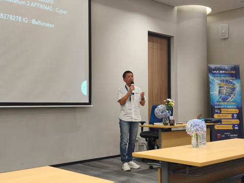 Pakar Siber dan IT Vaksincom, Alfons Tanujaya, dalam seminar bertajuk Evaluasi Malware 2015, Trend 2026 dan Antisipasinya di Jakpus, Rabu (26/11/2025). Foto: Thomas Bosco/kumparan