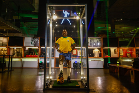 Patung mendiang legenda sepak bola Brasil, Pele, dipajang di Museum Pele setelah pengumuman akuisisi merek Pele oleh NR Sports di Santos, Sao Paulo, Brasil, Selasa (25/11/2025). Foto: Miguel Schincariol/AFP