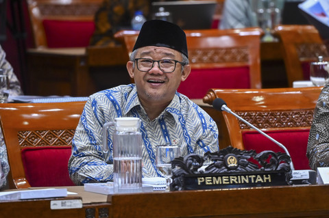 Menteri Pendidikan Dasar dan Menengah (Mendikdasmen) Abdul Mu'ti mendengarkan pandangan fraksi saat rapat kerja dengan Komisi X DPR di Kompleks Parlemen, Senayan, Jakarta, Rabu (26/11/2025). Foto: Rivan Awal Lingga/ANTARA FOTO