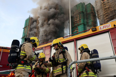 Petugas pemadam kebakaran sedang berupaya memadamkan api yang melahap perancah bambu di beberapa gedung di perumahan Wang Fuk Court di Tai Po, Hong Kong, Rabu (26/11/2025). Foto: Tyrone Siu/REUTERS