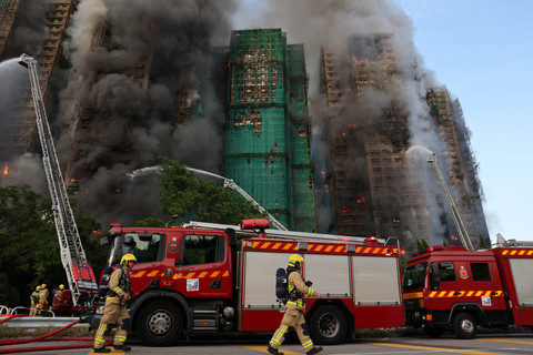 Petugas pemadam kebakaran sedang berupaya memadamkan api yang melahap perancah bambu di beberapa gedung di perumahan Wang Fuk Court di Tai Po, Hong Kong, Rabu (26/11/2025). Foto: Tyrone Siu/REUTERS
