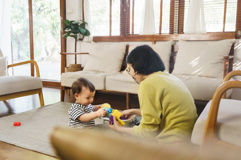 Ilustrasi balita bermain dengan ibu. Foto: eggeegg/Shutterstock
