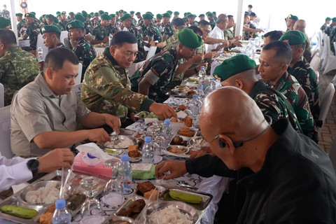 Menteri Pertahanan Sjafrie Sjamsoeddin menyantap makanan saat kunjungan kerja ke Batalyon Infanteri Teritorial Pembangunan 828/Banua Warani Mattone (Yonif TP 828/BWM) di Kabupaten Tanah Bumbu, Kalimantan Selatan, Rabu (26/11/2025). Foto: Kemhan RI