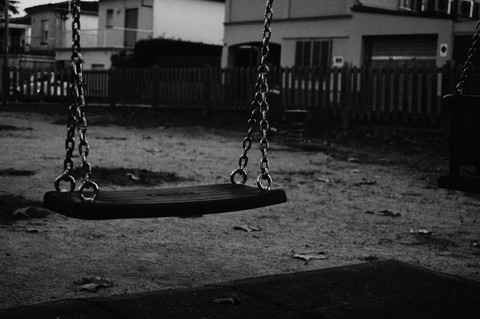 //unsplash.com/id/foto/ayunan-kosong-di-taman-bermain-yang-sepi-yRFJPxm6Mag
