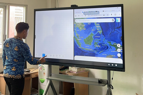 Potret belajar menggunakan papan interaktif atau Interactive Flat Panel (IFP) di SMPN 1 Samarinda, Kalimantan Timur, Selasa (25/11/2025). Foto: SMPN 1 Samarinda
