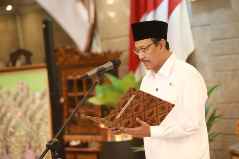 Mensos Saifullah Yusuf atau Gus Ipul melantik 830 Aparatur Sipil Negara, yang terdiri dari 820 Guru Sekolah Rakyat Tahap 1C serta 10 Pejabat Fungsional di lingkungan Kemensos, Rabu (26/11/2025). Foto: Kemensos RI