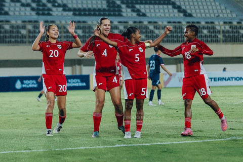 Selebrasi pemain Timnas Wanita Indonesia usai mencetak gol ke gawang Timnas Wanita Nepal pada pertandingan uji coba di Stadion Maguwoharjo, Sleman, D.I Yogyakarta, Rabu (26/11/2025). Foto: PSSI