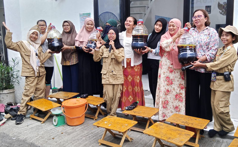 Princess Zelda Ilmiah (kerudung hitam, pegang microphone). Foto: Masruroh/Basra
